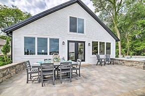 Newly Built Gilletts Lake Gem: Dock & Hot Tub