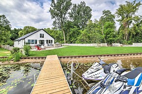 Newly Built Gilletts Lake Gem: Dock & Hot Tub