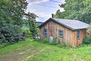 Peaceful Spruce Pine Cabin on 8 Acres w/ 2 Decks!