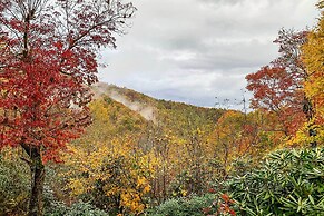 Peaceful Spruce Pine Cabin on 8 Acres w/ 2 Decks!