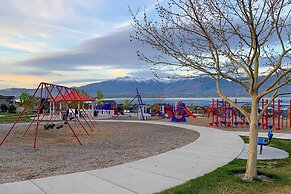 Mtn-view Home: Across From Lake + 30 Mi to Skiing!