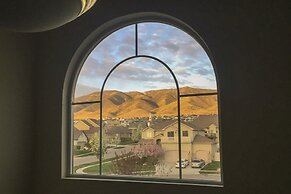 Mtn-view Home: Across From Lake + 30 Mi to Skiing!