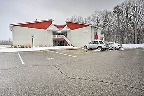 Pigeon Vacation Rental w/ Community Hot Tub!