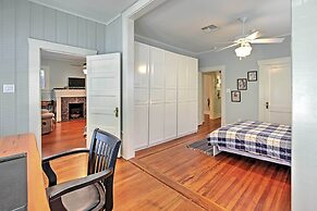 Houston Montrose Home: Walk to Bars & Restaurants!