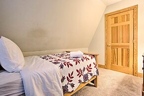 North Carolina Abode - Hot Tub, Foosball & Grill!