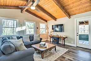 Peaceful Brevard Mountain Cabin: Hike, Golf & Swim