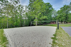 Peaceful Brevard Mountain Cabin: Hike, Golf & Swim