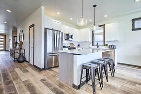 Modern Bozeman Family Townhome w/ Hot Tub!