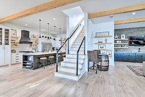 Luxury Lake Granbury Cliffside Home w/ Deck!