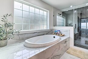 Luxury Lake Granbury Cliffside Home w/ Deck!