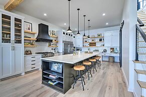 Luxury Lake Granbury Cliffside Home w/ Deck!