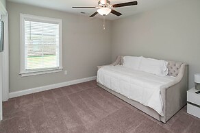 Quiet Family Home 15 Mi to Dtwn Huntsville!