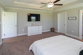 Quiet Family Home 15 Mi to Dtwn Huntsville!