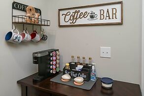 Quiet Family Home 15 Mi to Dtwn Huntsville!