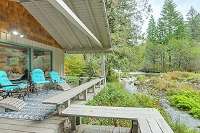 Quiet & Romantic Riverfront Mckenzie Bridge Cabin!