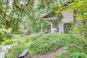 Quiet & Romantic Riverfront Mckenzie Bridge Cabin!