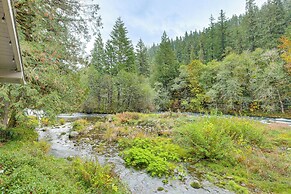 Quiet & Romantic Riverfront Mckenzie Bridge Cabin!