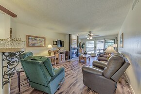 Ruidoso Condo w/ Golf View ~ 17 Mi to Ski Apache!