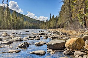Private 'yaak River Hideaway' w/ Deck & Mtn Views!