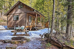 Private 'yaak River Hideaway' w/ Deck & Mtn Views!