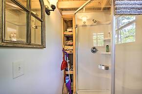 Quaint Oakland Getaway on East Pond Lake!