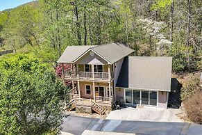 Riverfront Hayesville Retreat: Fishing & Kayaking!