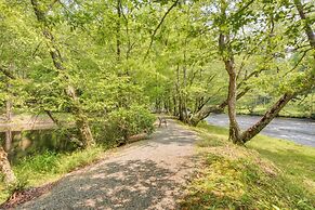 Riverfront Hayesville Retreat: Fishing & Kayaking!