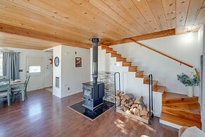Quiet Sequoia National Forest Cabin w/ Fireplace