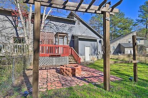 Updated Fayetville Townhome-away-from-home w/ Yard