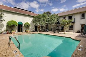 Serene Dallas Condo w/ Pool - Walkable Location!