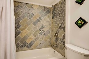 Serene Dallas Condo w/ Pool - Walkable Location!