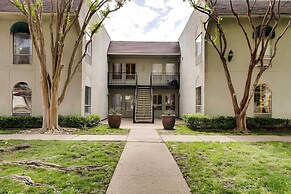 Serene Dallas Condo w/ Pool - Walkable Location!