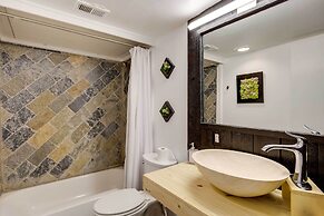 Serene Dallas Condo w/ Pool - Walkable Location!