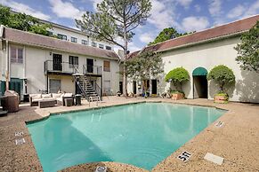 Serene Dallas Condo w/ Pool - Walkable Location!