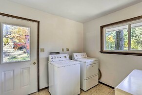 Willow Creek Hideaway w/ Deck, 1 Mi to River!