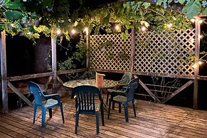 Willow Creek Hideaway w/ Deck, 1 Mi to River!