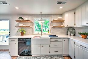 3 Mi to Dutch Wonderland: Serene Home w/ Deck