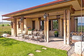 Bozeman Getaway on the Prairie w/ Patio & Grill