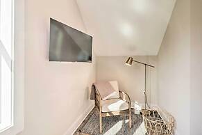 Bright Crozet Apartment w/ Mountain Views!