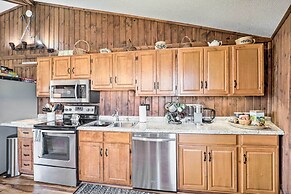 Beech Mountain Cabin w/ Deck: Half-mi to Skiing