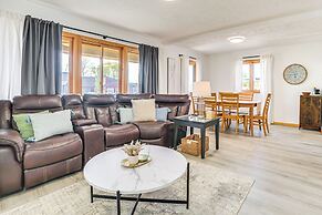 Cedar Home w/ Fire Pit & Grill ~ 3 Mi to Lakes