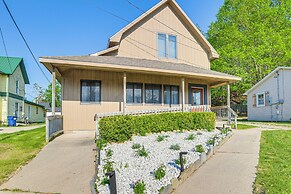 Cedar Home w/ Fire Pit & Grill ~ 3 Mi to Lakes