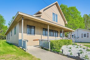 Cedar Home w/ Fire Pit & Grill ~ 3 Mi to Lakes