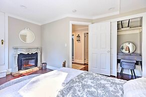 7-acre Stone Manor w/ Pool + Hot Tub Built in 1787