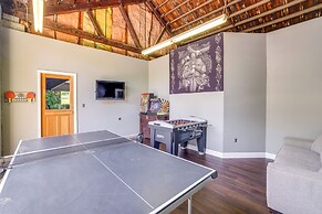 7-acre Stone Manor w/ Pool + Hot Tub Built in 1787