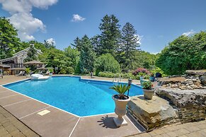 7-acre Stone Manor w/ Pool + Hot Tub Built in 1787