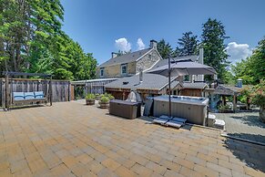 7-acre Stone Manor w/ Pool + Hot Tub Built in 1787