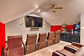 7-acre Stone Manor w/ Pool + Hot Tub Built in 1787