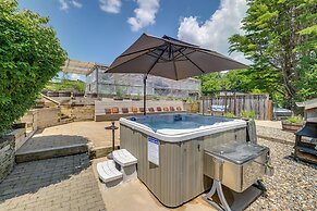 7-acre Stone Manor w/ Pool + Hot Tub Built in 1787