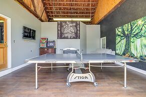 7-acre Stone Manor w/ Pool + Hot Tub Built in 1787